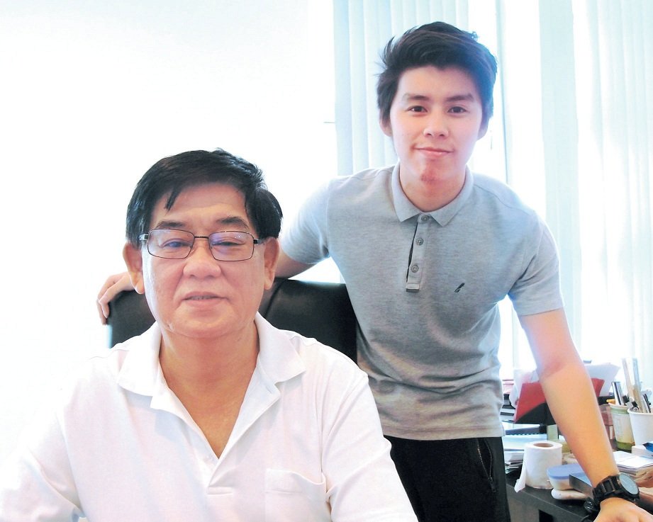 赖启光（坐者）与儿子赖锦鸿秉持良心企业精神，期许未来研发更多健康产品。