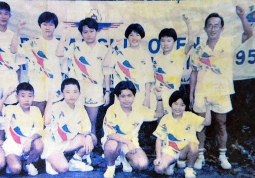 启蒙教练郑炳发（后排右）劝10岁的李宗伟（前排左）学打球。