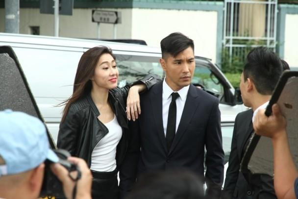 胡定欣和陈展鹏日前一同拍摄无线新剧《同盟》，两人勾肩搭背毫不避嫌。
