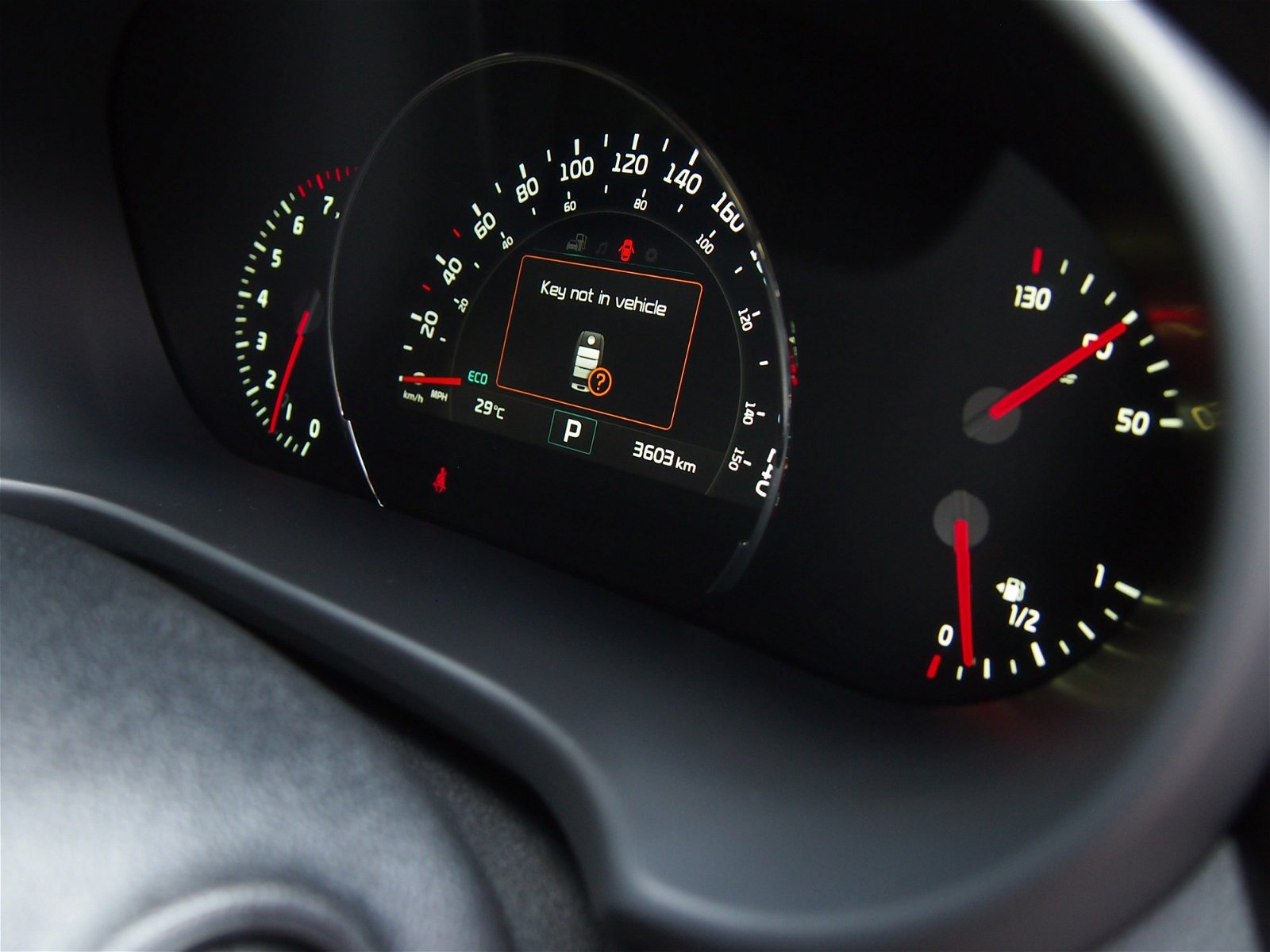 全新的动态仪表板，整辆车的内部可说是带有强烈的现代感与空间感。