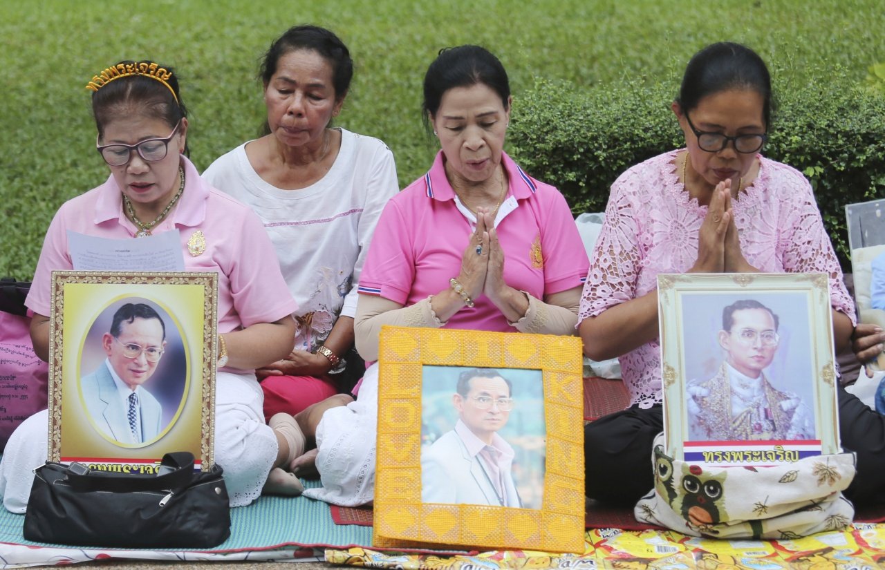 泰国民众身穿粉红色衣服为泰王的健康祈求。