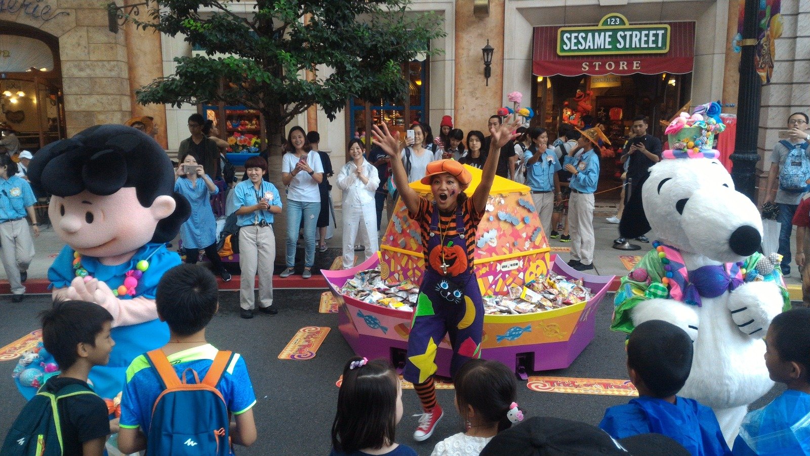 万圣节不一定是要吓人的，日本环球影城在白天时，很贴心地准备一些派送礼物的活动， 逗乐不少小孩。