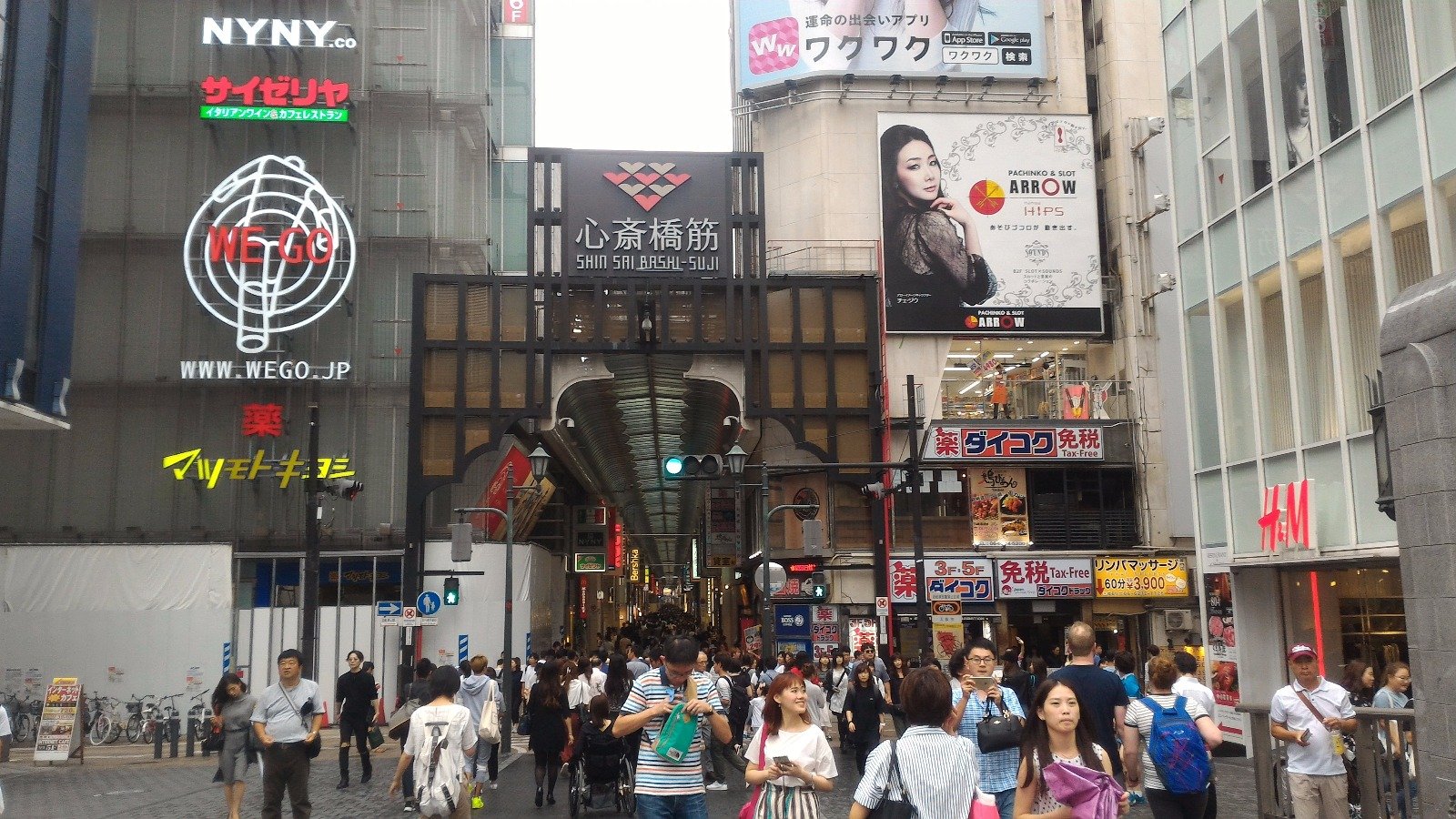 若要购物血拼，就一定要去心斋桥这个闹市，这里是大阪最大的购物区，商品应有尽有。
