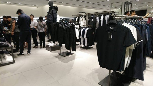 商场服装店全是黑白两色。