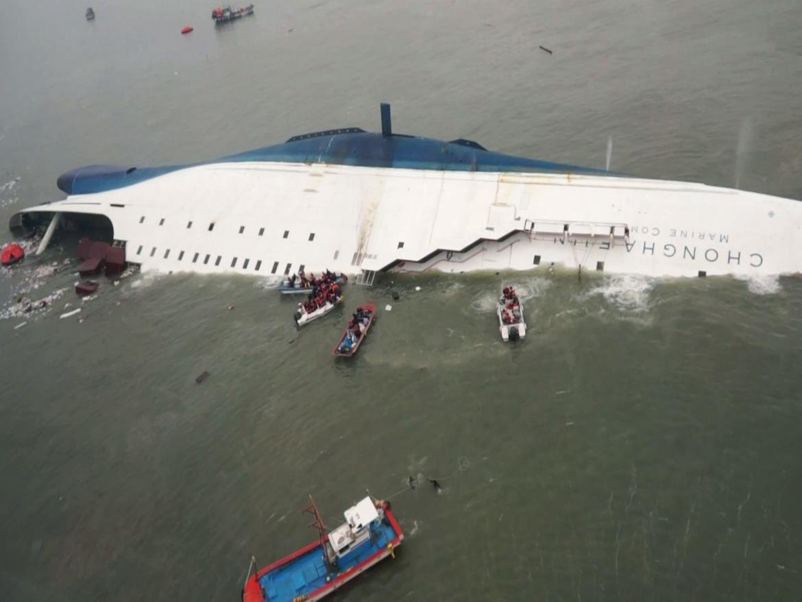 韩国“世越号”船难事故发生于2014年4月16日，造成304人死亡。