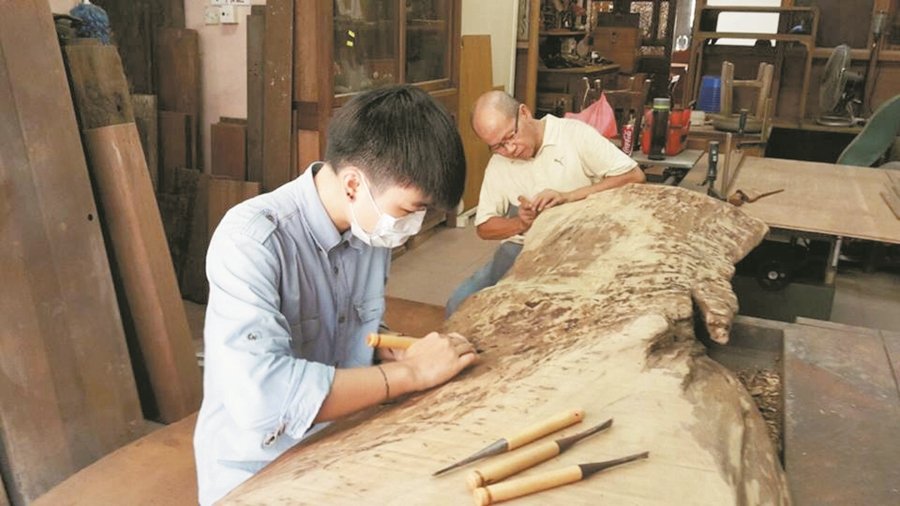 蔡怡敏（左起）与张智中对木制家具有共同喜好与坚持，彼此合作无间。