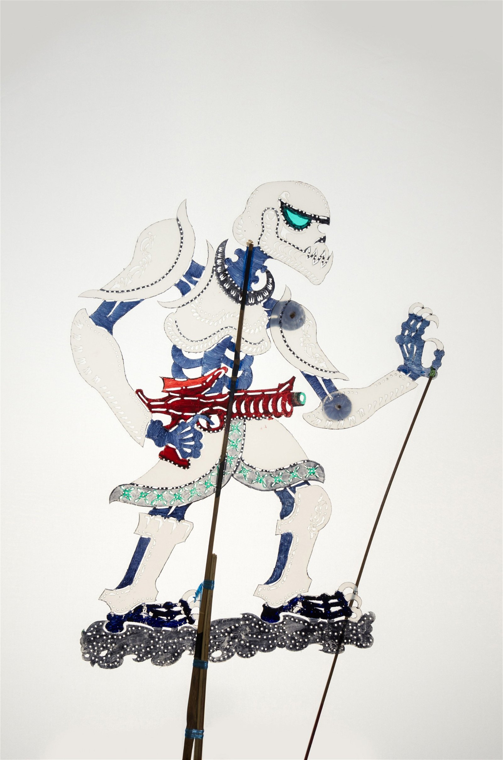 Fusion Wayang Kulit的一般以牛皮制作皮影戏偶，但遇上特定角色，因颜色因素，需要以塑料材质作为替代。图为为数不多的白色皮影戏偶之一，风暴兵（Stromtrooper）。
