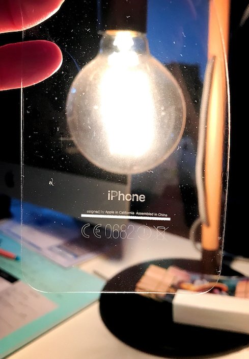 曜石黑iPhone 7 Plus背面贴上保护膜约1分钟，连“iPhone”和“Designed by Apple in California”等字样也一同“印”在上面了。