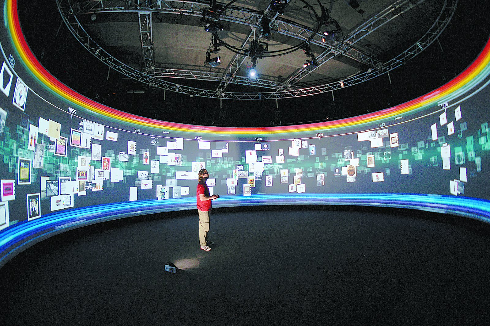 mARChive是维多利亚博物馆的一个新界面，它能收藏高达1 0万个文化数据纪录。它是一个360度3D屏幕显示体验，参访者走进这个空间后便会被这些数据纪录“包围”，增添真实感。