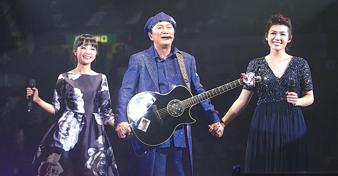 糖妹（左起）、许冠杰和陈凯彤一起合唱多首经典歌曲。