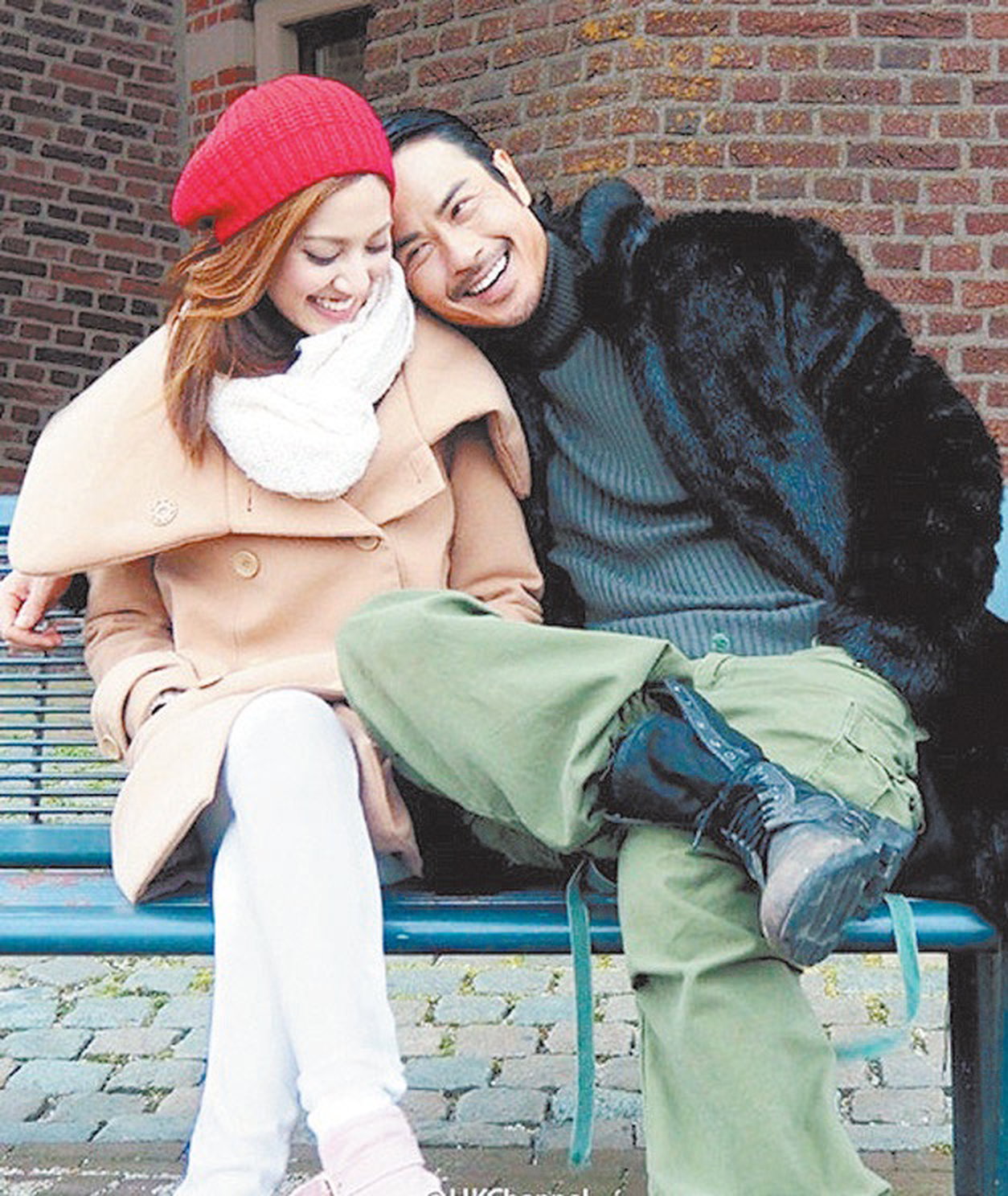 陈凯琳与郑嘉颖拍摄《僵》时日久生情，甜笑表示喜欢男友够真。