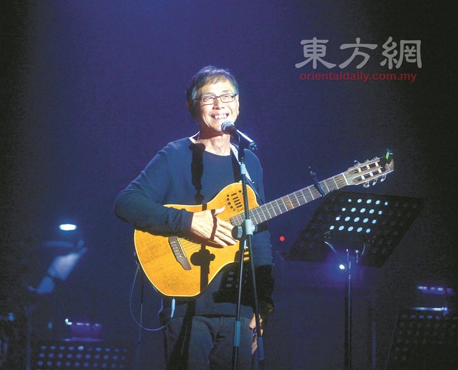 周金亮以吉他率领全场观众一起演唱另一版本的《曹溪一滴水》。