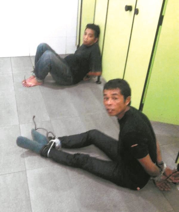 霸市保安人员遭匪徒制伏后，捆绑在厕所内。