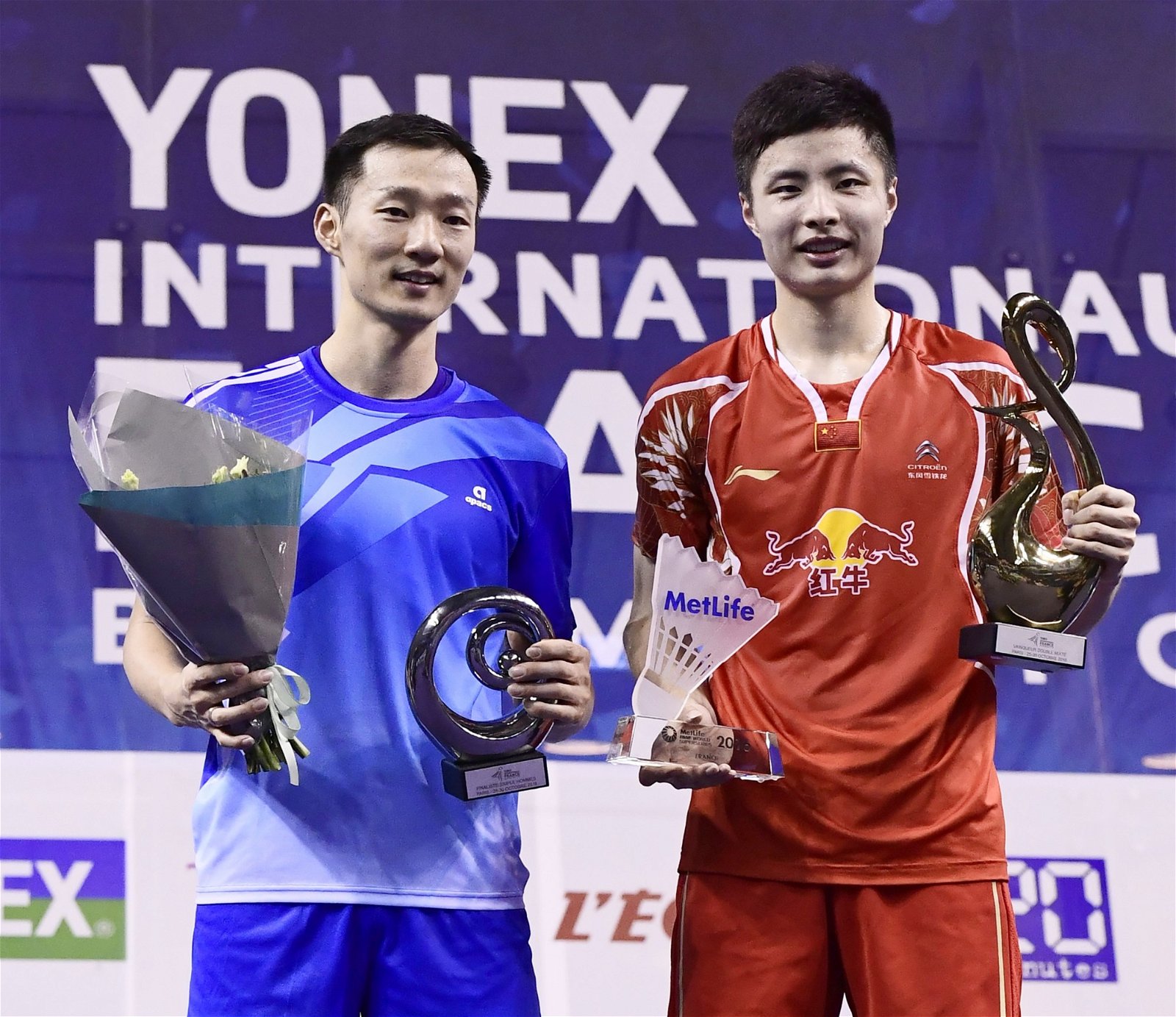 年仅20岁的中国新秀石宇奇（右），在男单决赛以直落两局21比16、21比19获胜，阻止韩国老将李炫一（36岁6个月又15天、左）刷新超系赛单打冠军的最年长纪录。