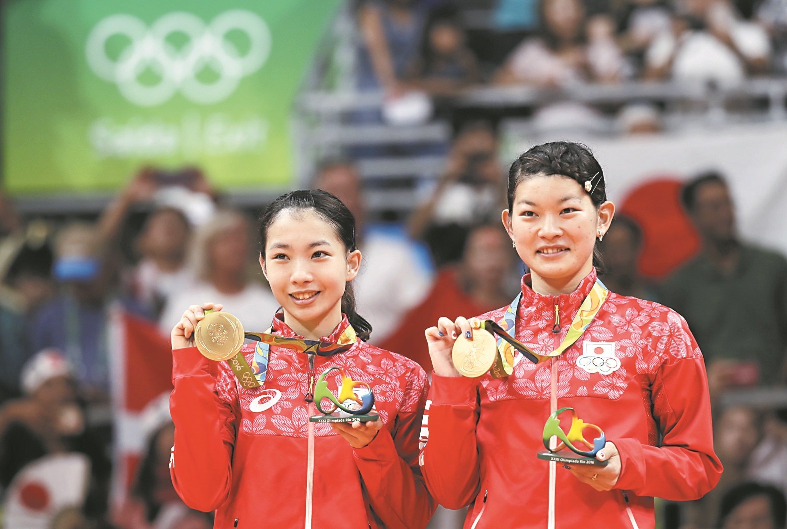 世界第一女双松友美佐纪（左起）与高桥礼华，在里约奥运会拿下日本羽球的历史首枚金牌。