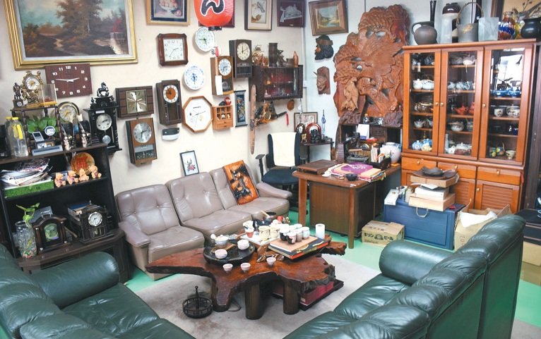 寻宝屋的精品陈列室，任何物品包括沙发茶座都可出售。