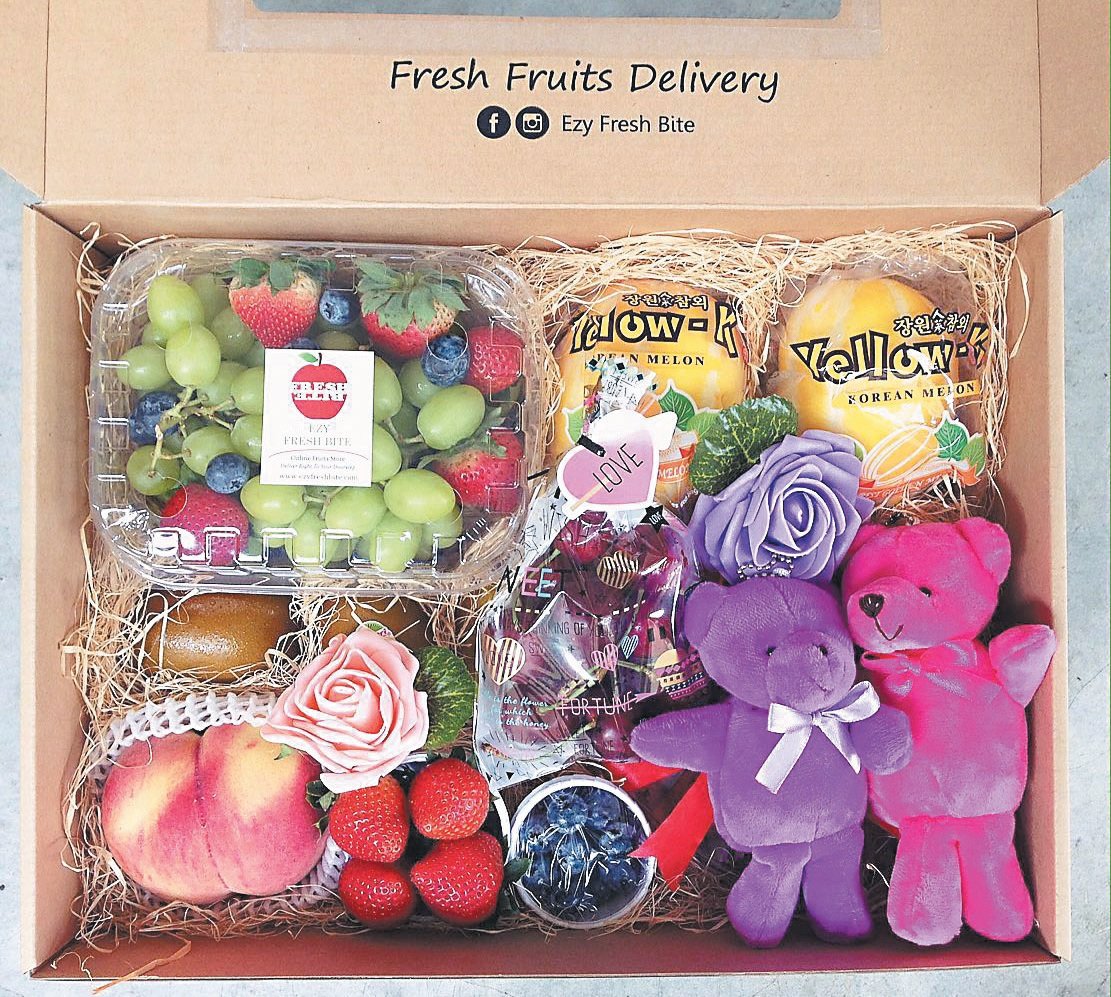 各种水果拼凑而成的水果礼盒缤纷多彩，店主还会采用一些装饰品作为搭配，让收礼者欣喜若狂。