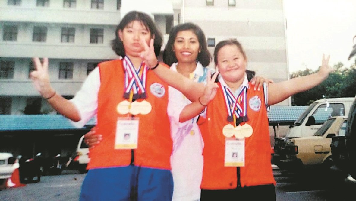 李茜琳（右）获得3项银牌，开心地绽放灿烂笑容，但是未来这些奖牌又可以带给她什保障？