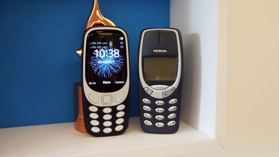 左为新版Nokia 3310，右为2000年的原版Nokia 3310。（图取自《TechRadar》）