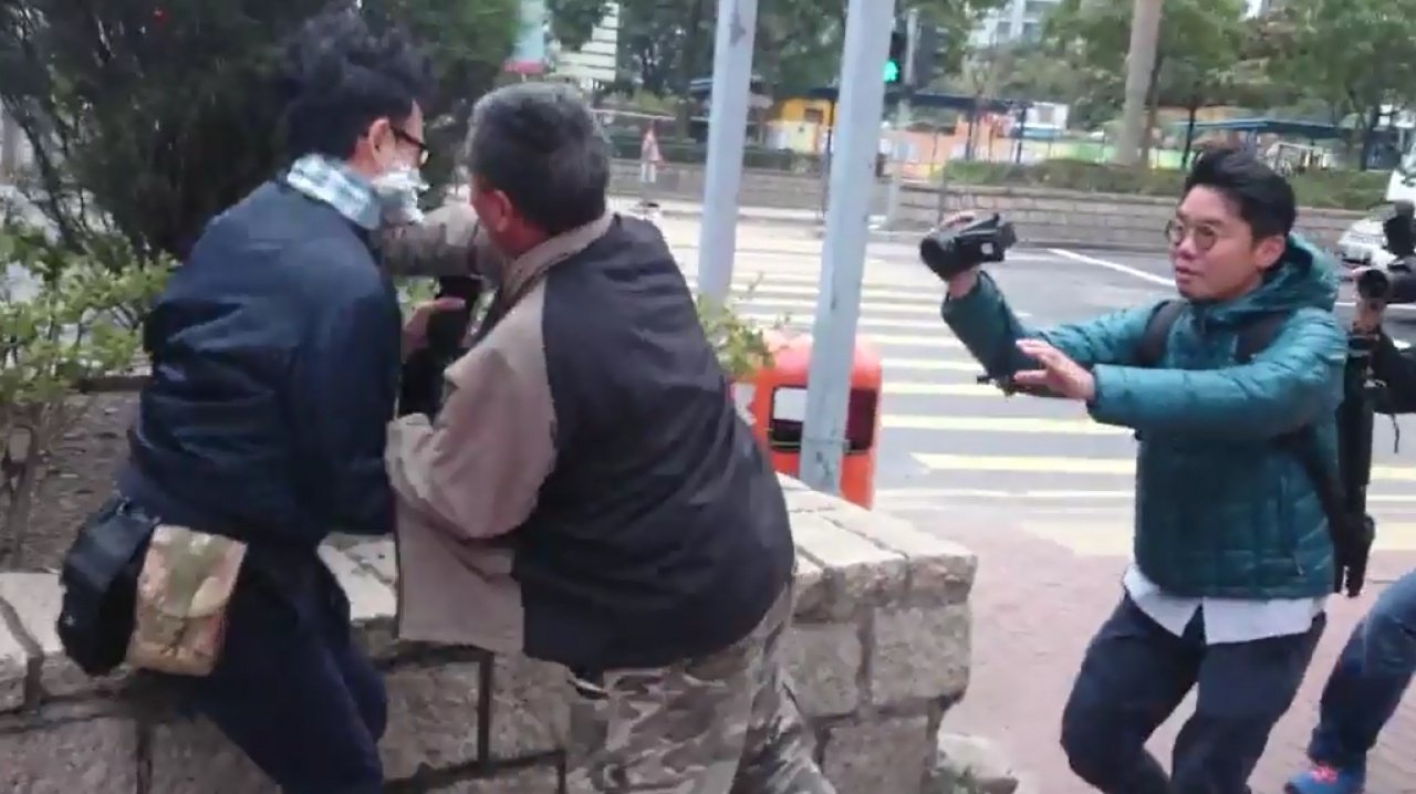 被告锺连辉上次过堂时打摄影记者，结果被控多一项袭击罪。