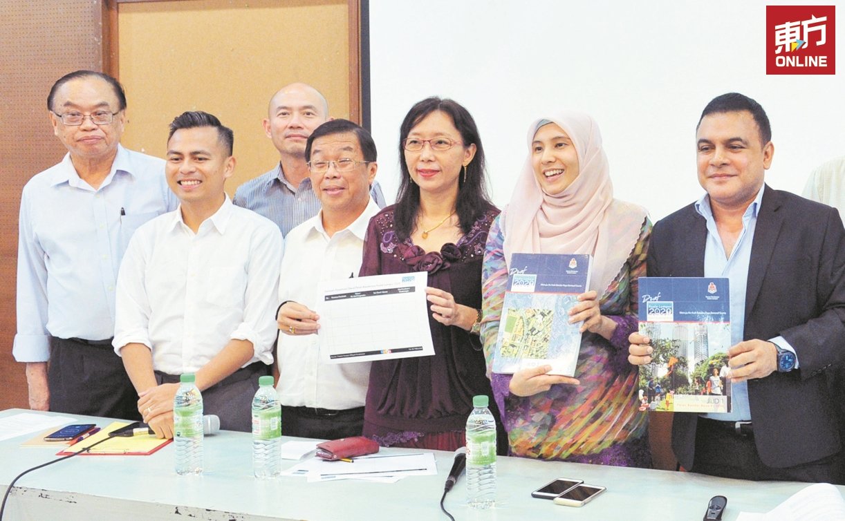 方贵伦（左起）、法米、林立迎、陈国伟、郭素沁、努鲁依莎及弗南德，向民众讲解把《吉隆坡2020年城市大蓝图》颁布宪报的重要性。（摄影：陈为康）