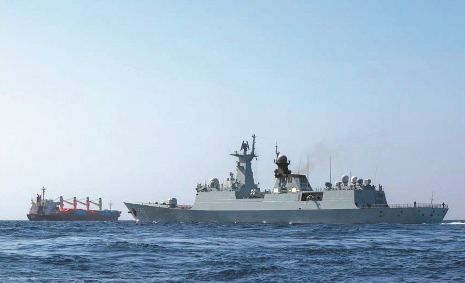 中国海军第25批护航编队玉林舰，在亚丁湾海域跟在图瓦卢籍OS35号货船之后，护送至也门亚丁港附近的安全海域。
