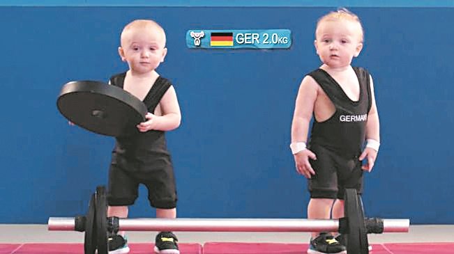这两名可爱的德国宝宝，为自己选好合适的哑铃，准备在举重赛场上大展身手。