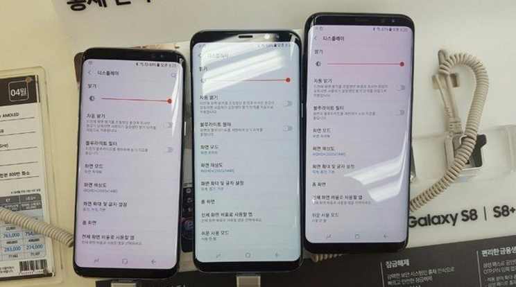 从用户上传的照片可见，左右两部S8的萤幕较中间的偏红。