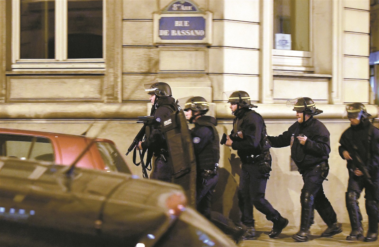 香榭丽舍的枪击事件，据信是巴黎3年来的第6宗恐袭。这是一队持枪警员事发后在现场附近巡逻。