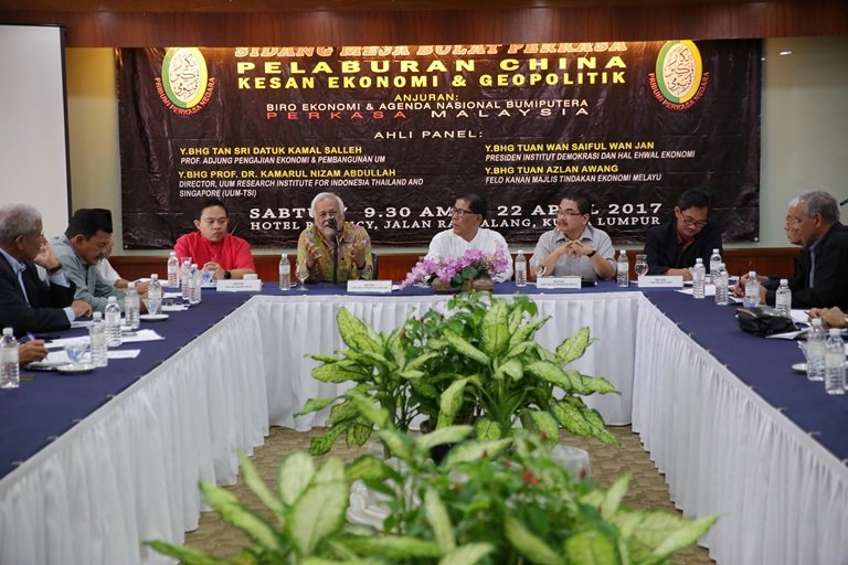 土著权威组织召开“中国投资对经济与地缘政治的影响”圆桌会议。左起旺赛夫、卡玛沙烈、鲁海尼、卡玛鲁尼占及阿兹兰阿旺。（摄影：骆曼）