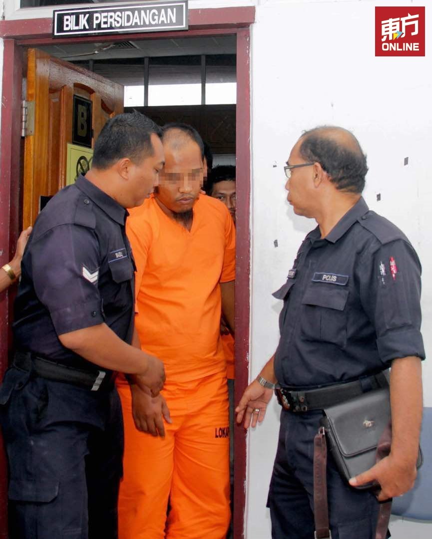 身穿橘色扣留衣的嫌犯（中），周日被带上哥打丁宜法庭延扣4日至26日。