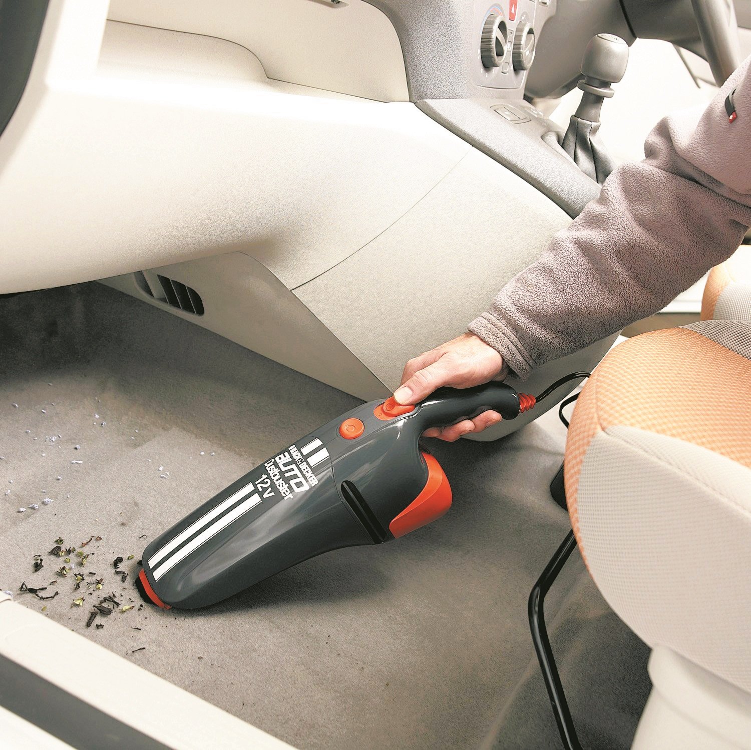 车内粉尘宜定期清洁，否则日久对空调系统不利。