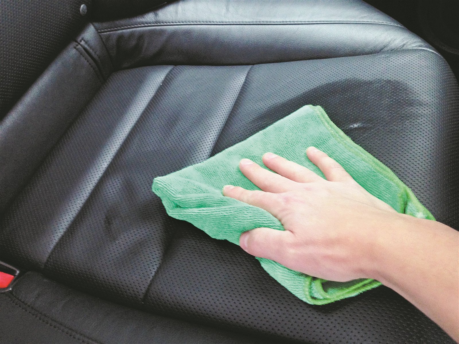 车内座椅由于和人体“亲密接触”，应随时保持干净卫生。