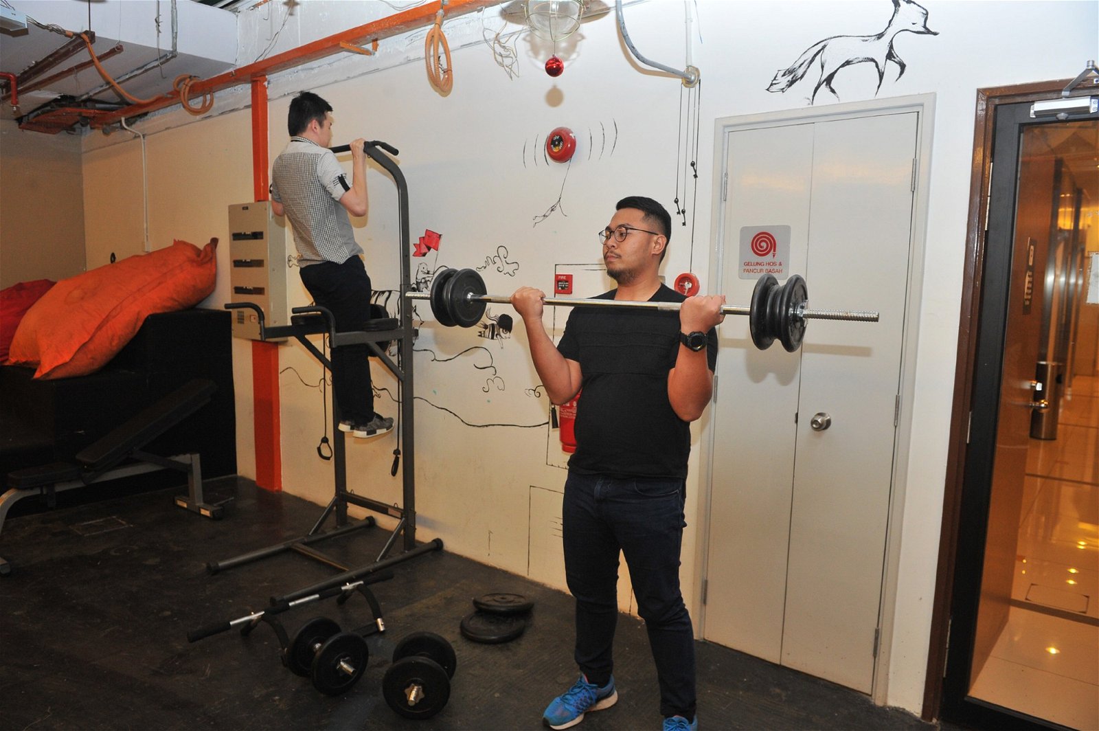 温子旗发现许多年轻人下班后有到健身房运动的习惯，于是在办公室里新添了一些健身器材。“既然他们有运动的喜好，那就设立一个健身区域吧！”