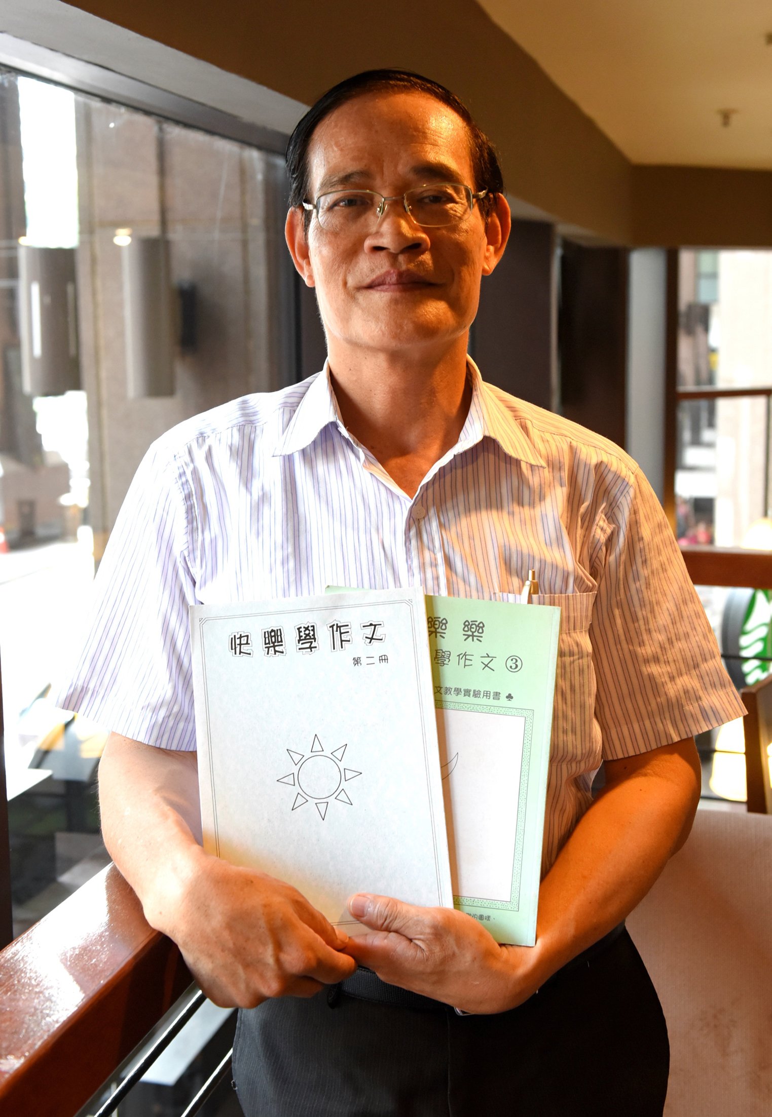 为推广趣味性教学，陈清枝出版《快乐学作文》学习教材书，以生动性的内容，引发孩子进行思考。