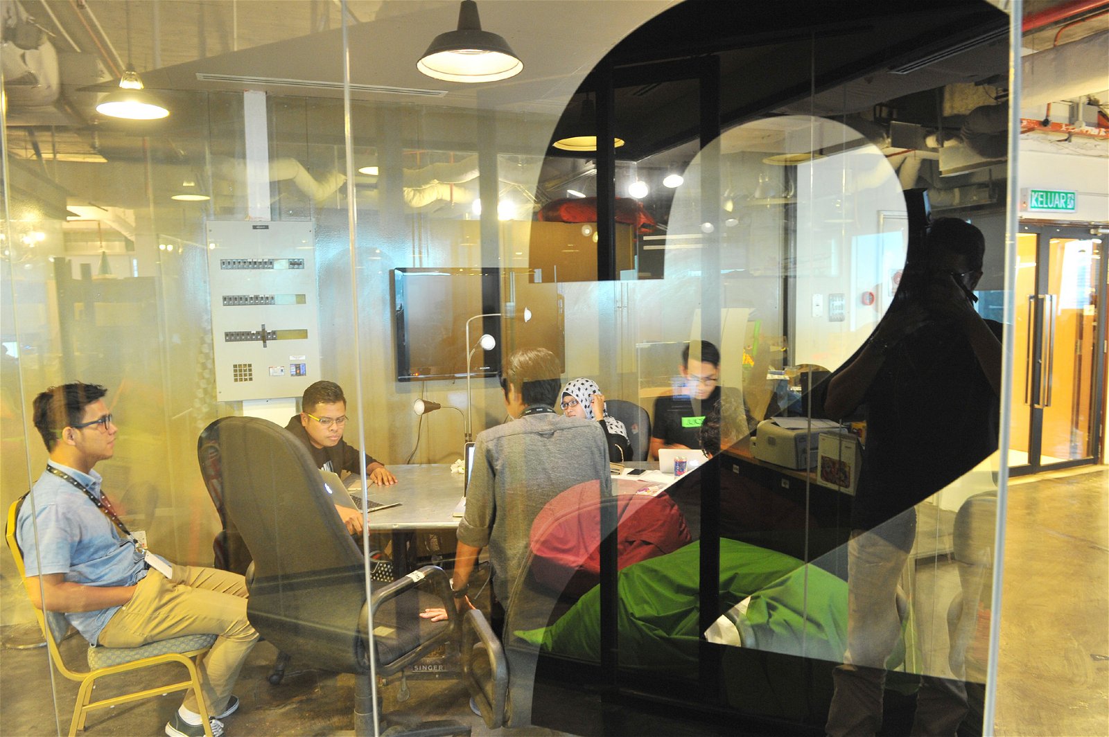 REV ASIA的办公室设计效仿谷歌办公室，采用开放式设计，鼓励员工之间互相讨论，促进彼此感情的同时，更能激发灵感。