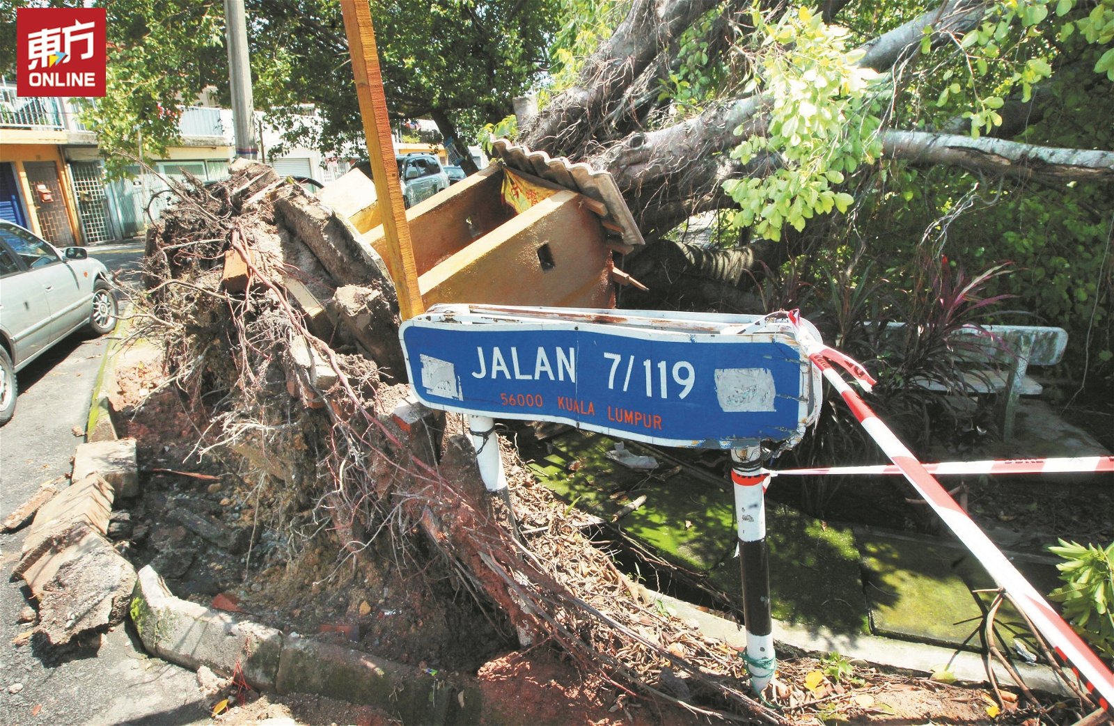 大同花园7/119路一个大树被怪风连根拔起，连带大树旁的拿督公和电线柱也应声倒下，当局已封锁有关路段。