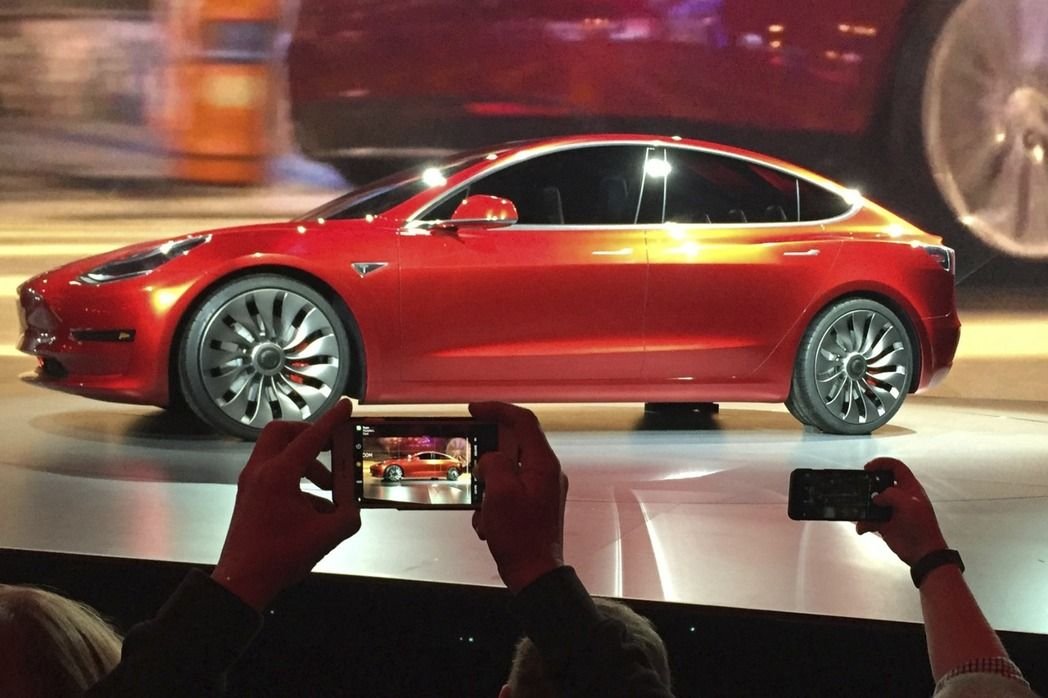 图为特斯拉的Model 3 在上周五完成生产。