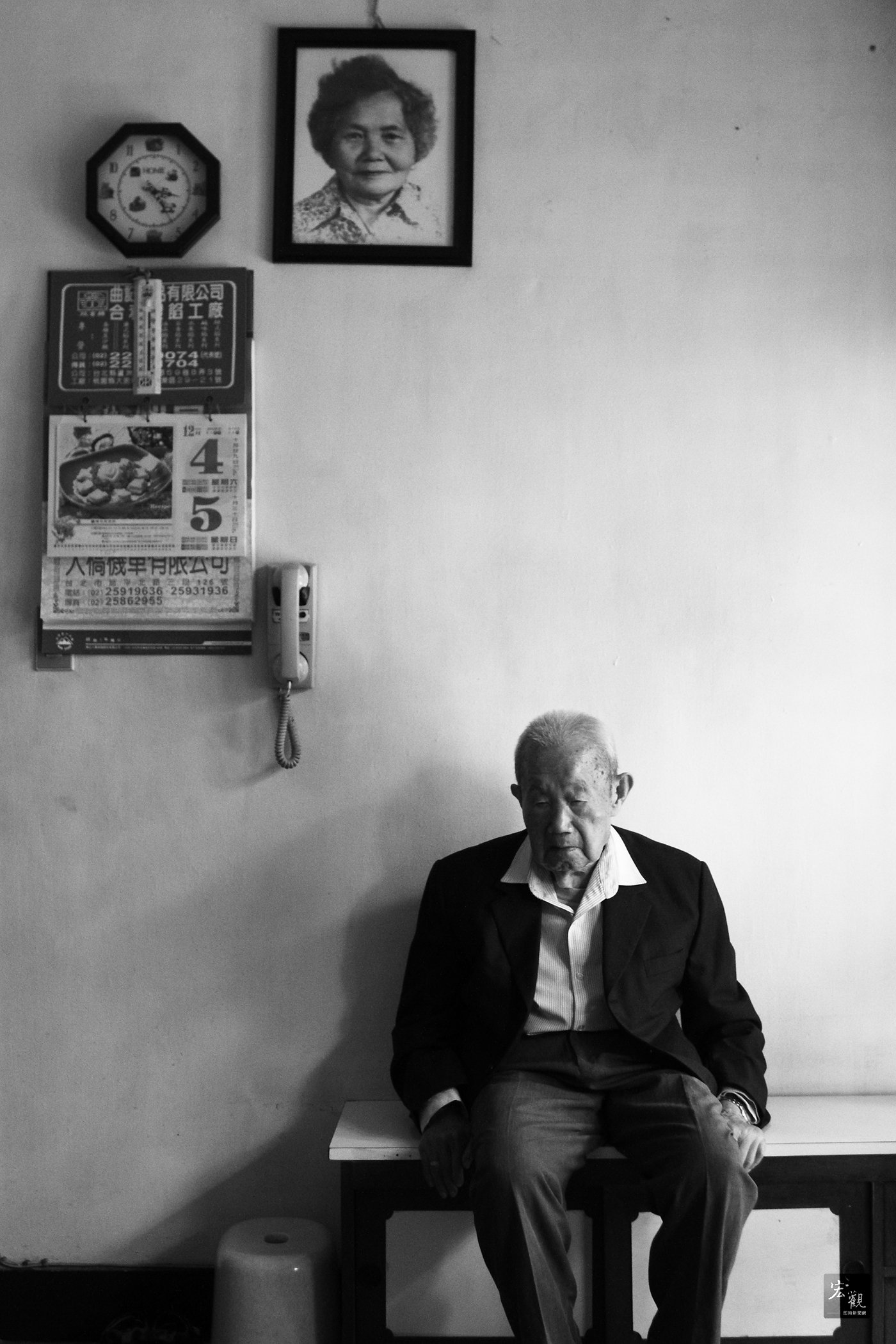 张国耀拍摄老爷爷坐在已逝老伴照片前 的画面，赢得台湾新闻摄影研究会主办的 2011年台湾新闻摄影大赛肖像类第三名。