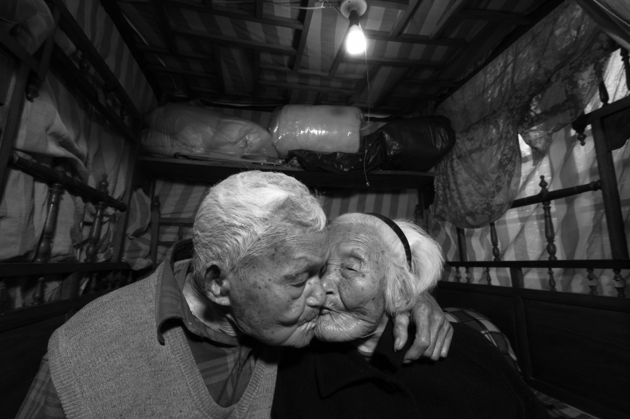 台湾百岁人瑞的生活百态，张国耀用黑白照片呈现，更具有想像空间。拍摄过程中，他感受许多逾百岁的老人家在谈笑间，带有一丝无奈与疲惫。
