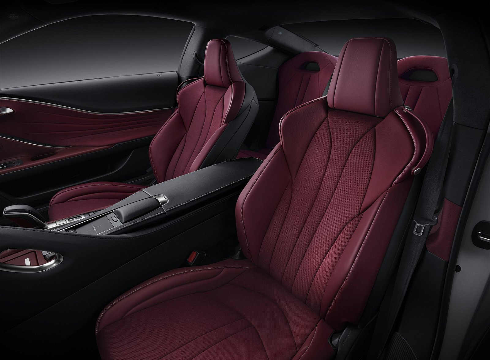 座舱使用真皮与麂皮包覆，提升车室内的豪华质感。