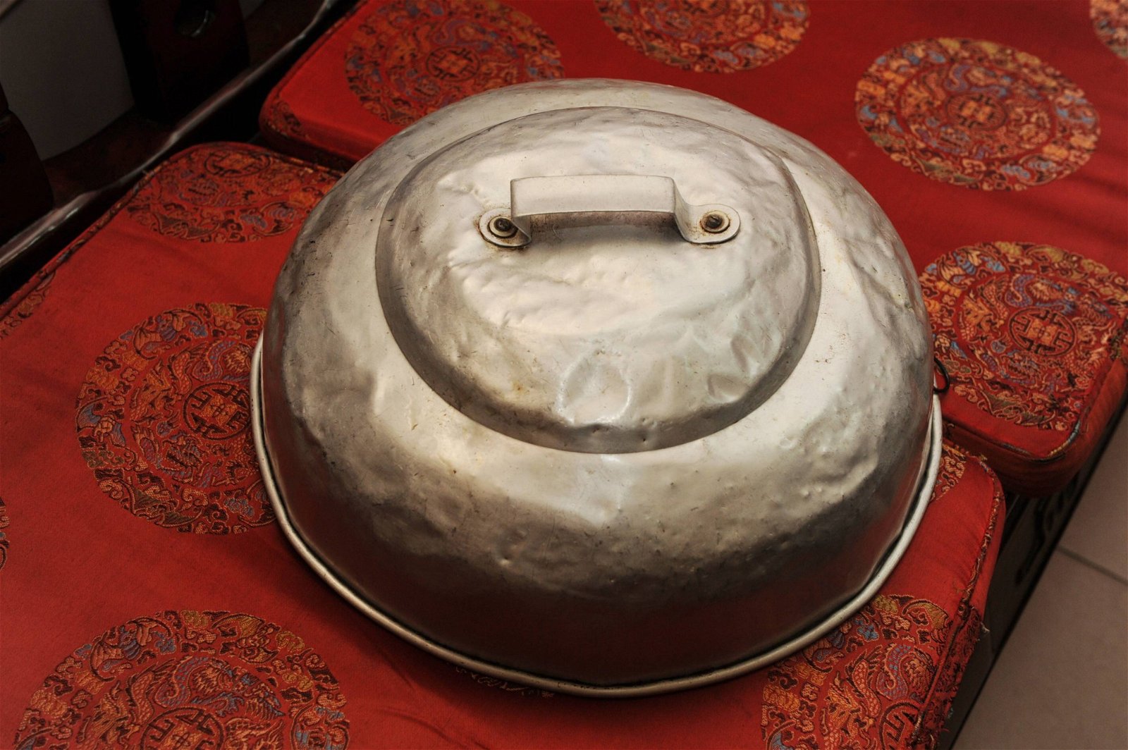 陈黎明使用的锅盖和一般锅盖无异，他谓咒语是治疗中 林珮璇 最重要的一环。