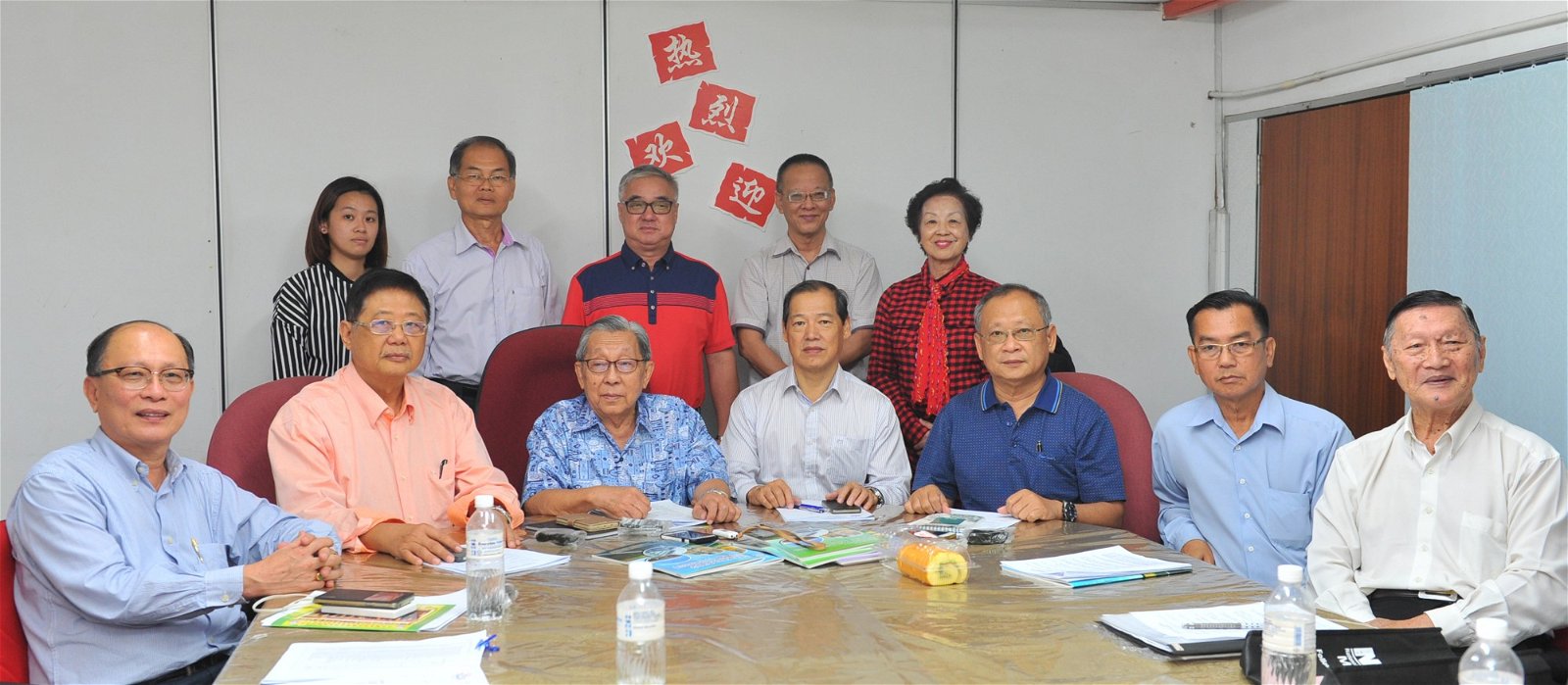 郭金棠（前排左3）在马来西亚国民型华文中学发展理事会会议后主持新闻发布会，左起 吴文宝、林良平、郭思广、张长兴、许益镇以及余开云。 （摄影：陈为康）