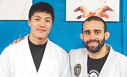 李载允（左）空闲时，都会到健身房运动，近期向教练学习巴西柔术。