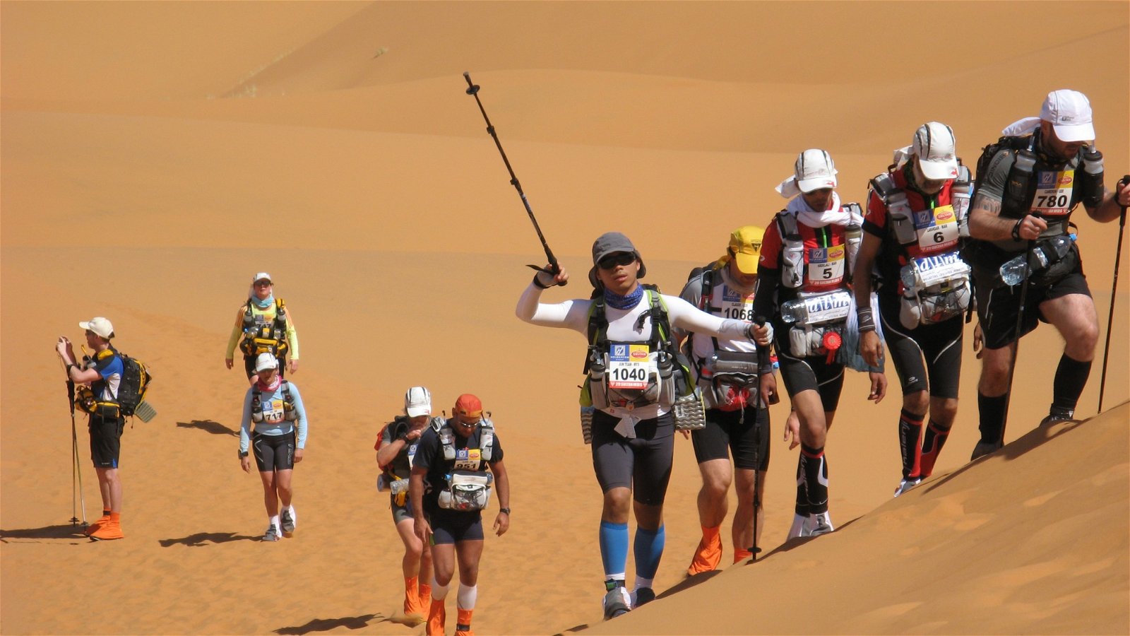 2014年完成撒哈拉沙漠的超跑后，刘俊腾曾说那是第一次，也是最后一次。但三年多后的今天，他的足迹踏过冷与热，也印在原始热带雨林里。