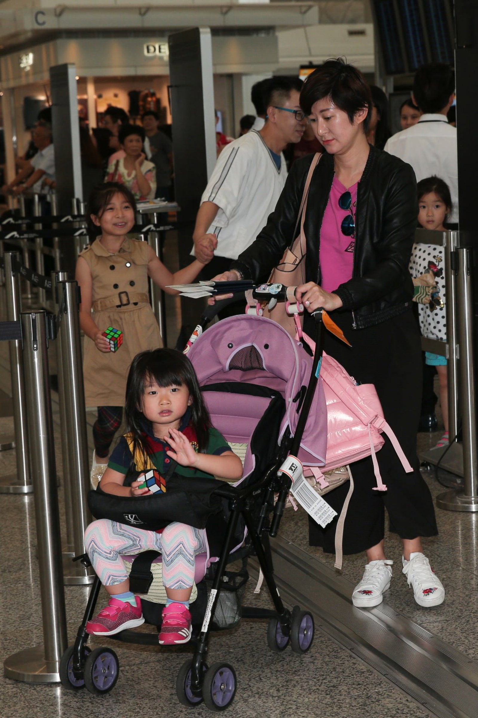 Celine一家周一早上从香港机场出发去美国。