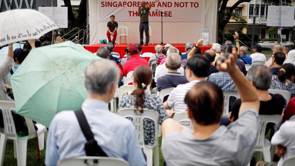 新加坡李家纠纷事件余波未平，7月15日有400名公众出席集会示威抗议，挂出“新加坡属于新加坡人民，不属于李家”的标语。
