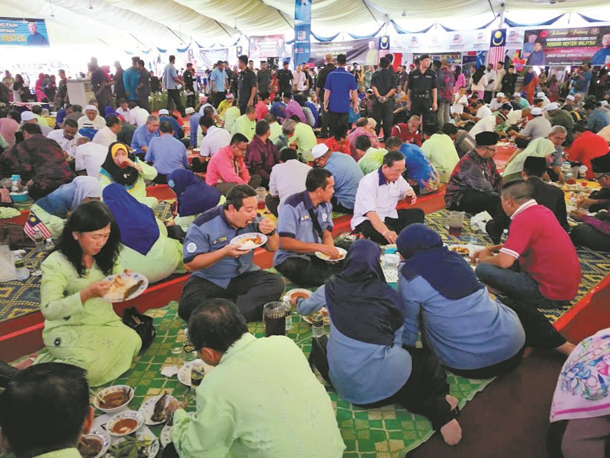 巫统峇东埔区部举办的“2万人集体席地而坐用餐”，获颁大马纪录大全。这项活动共获2万1380人参与，出席者集体席地而坐，享用丰富的马来餐。