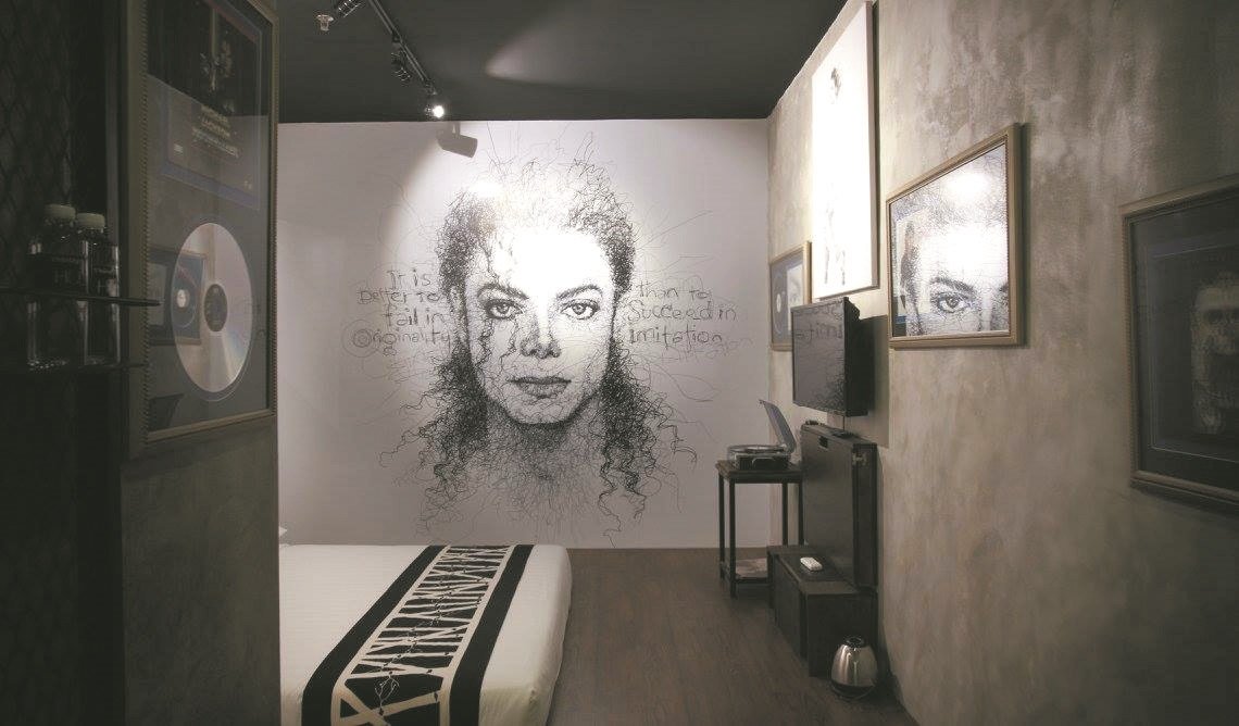 刘山泳的作品也和其他领域作结合，他笔下的一代巨星李小龙和麦可积逊被应用在首都HULO艺术精品酒店的客房，深受住客欢迎。
