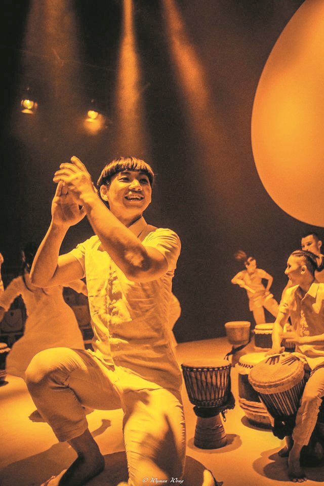 甫在上周末圆满完结的《梦行乡远》是手集团欢庆20周年的年度钜作，除了本土敲击乐，也迎来西非鼓乐大师奥利维耶（Olivier Tarpaga）和传统金贝鼓。（照片由Wyman Wong拍摄）